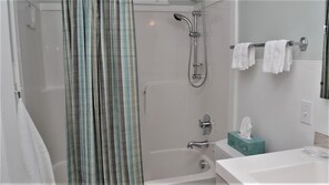 House, Multiple Beds (1220 S Columbia) | Bathroom | Shampoo, toilet paper - 1220 S Columbia (Seaside)