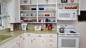 House, Multiple Beds (1220 S Columbia) | Private kitchen | Spices, paper towels - 1220 S Columbia (Seaside)