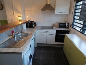 Frigorífico, microondas, horno y placa de cocina
