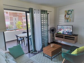 Una televisión, libros