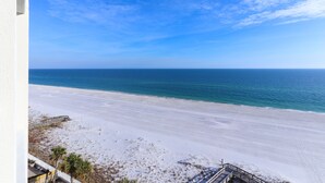 På stranden