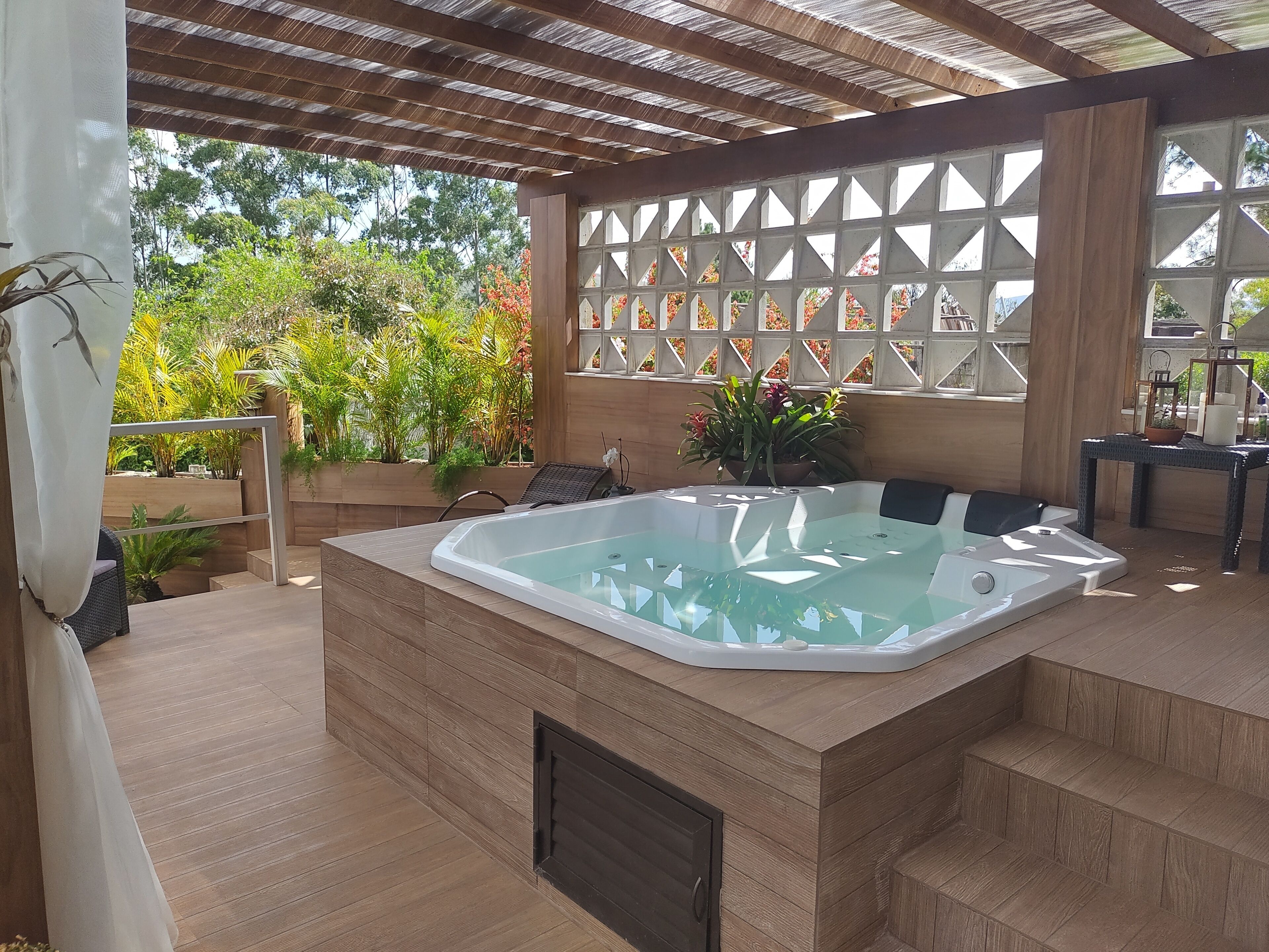 Outdoor spa tub