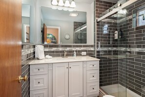 Dusche, Haartrockner, Handtücher, Shampoo