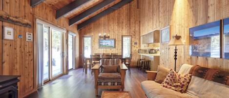 Smart-TV, peis, DVD-spiller og bøker