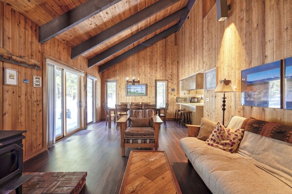 Älytelevisio, takka, DVD-soitin, kirjoja