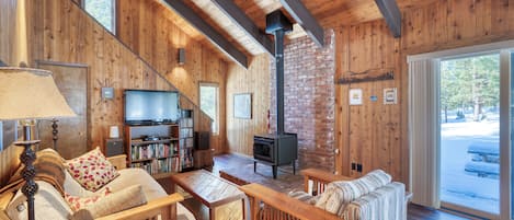 تلفزيون ذكي، مدفأة، مشغل دي في دي، كُتُب