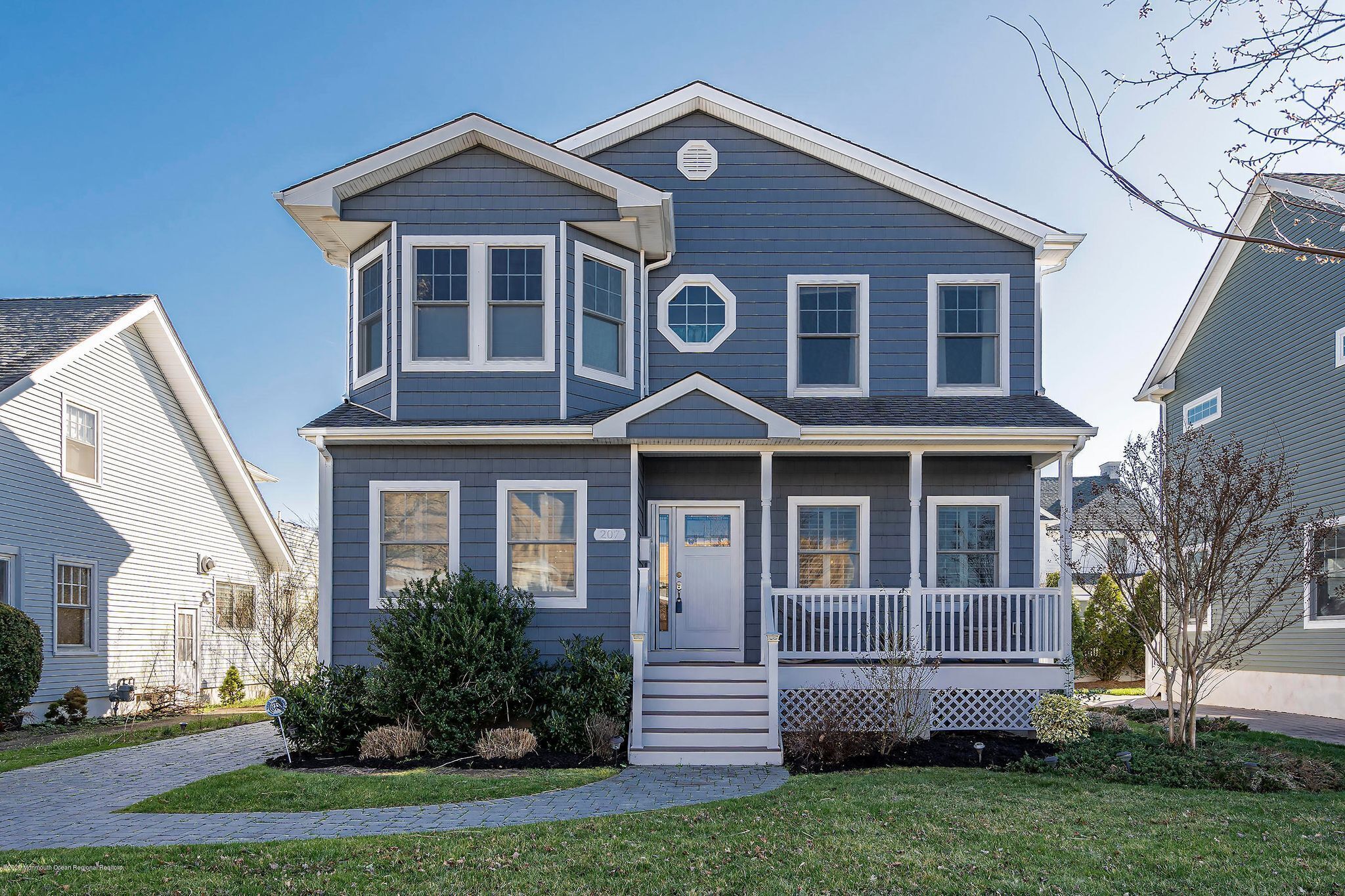 Gorgeous Home, Lake Views and 2 Blocks from Beach and Pool! 