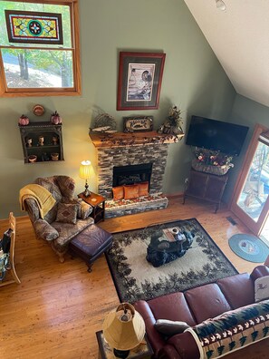 Smart TV, chimenea, reproductor de DVD y futbolito 