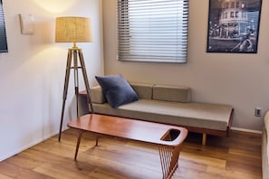 Habitación familiar con 2 camas individuales | Decoración personalizada, escritorio y espacio para trabajar con laptop