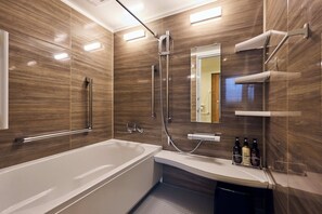 Separate bathtub and shower, deep-soaking bathtub, free toiletries - Hotel Vintage Tokyo Kagurazaka (Tokyo)