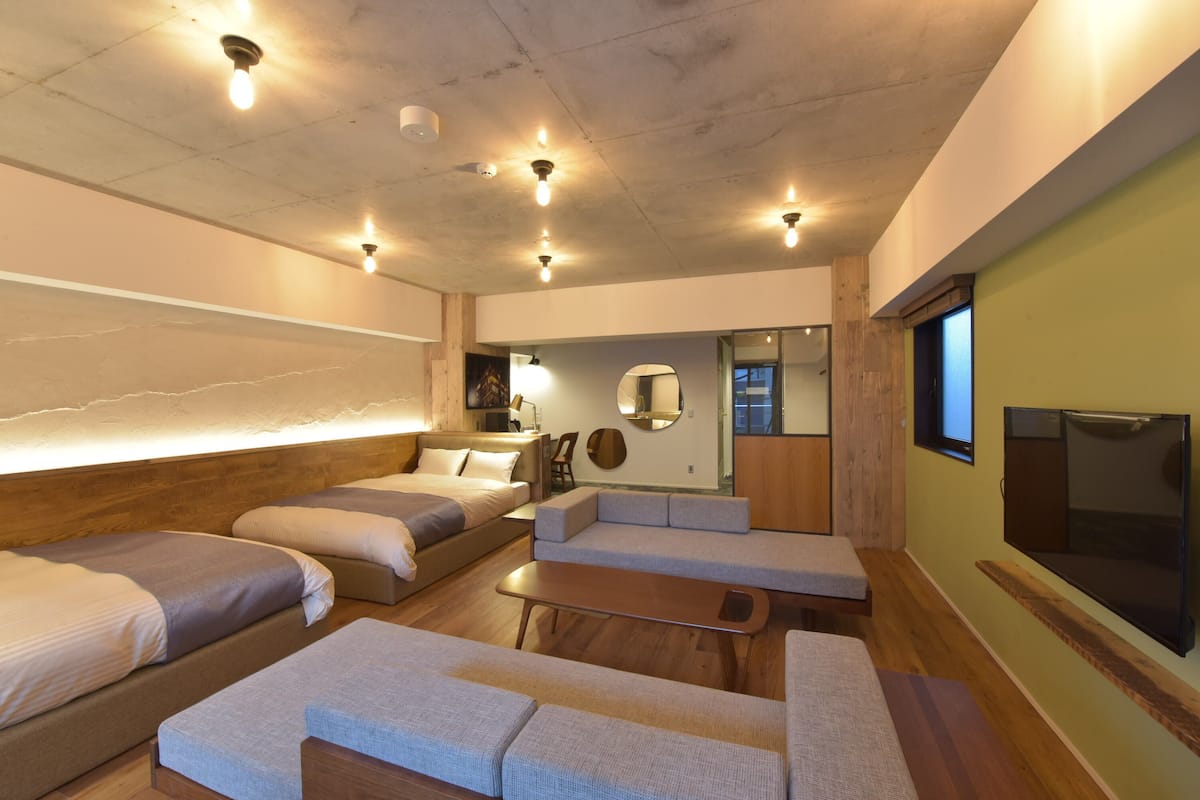 Habitación superior con 2 camas individuales | Zona de estar | Una televisión de pantalla plana