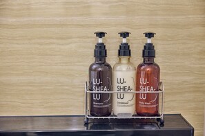 Separate bathtub and shower, deep-soaking bathtub, free toiletries - Hotel Vintage Tokyo Kagurazaka (Tokyo)