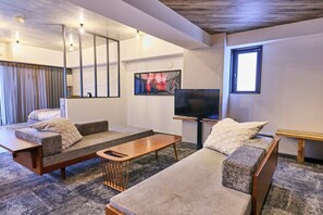 Executive Suite | Individually decorated, desk, laptop workspace, free WiFi - Hotel Vintage Tokyo Kagurazaka (Tokyo)