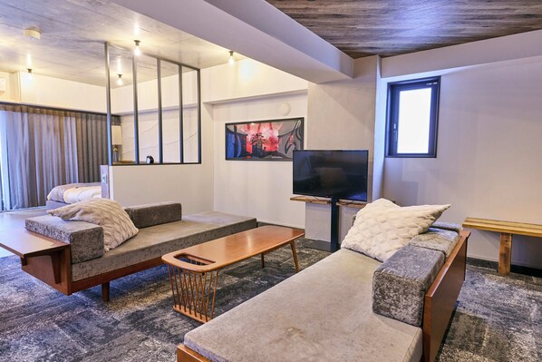 Executive Suite | Individually decorated, desk, laptop workspace, free WiFi - Hotel Vintage Tokyo Kagurazaka (Tokyo)