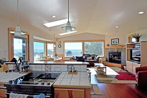 Fridge, microwave, oven, stovetop - The Waves House! Breathtaking Ocean View, Hot Tub, King Beds, Dog-Friendly. (Waldport)