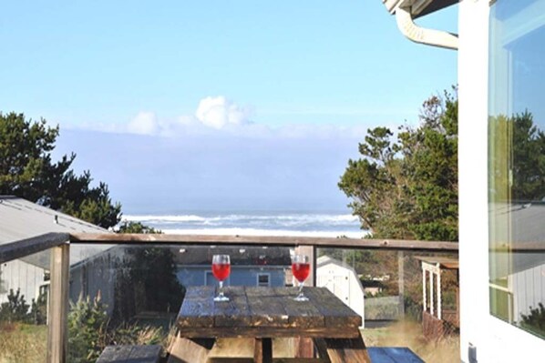 Outdoor dining - The Waves House! Breathtaking Ocean View, Hot Tub, King Beds, Dog-Friendly. (Waldport)
