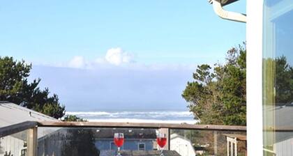 The Waves House! Breathtaking Ocean View, Hot Tub, King Beds, Dog-Friendly.