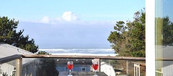 The Waves House! Breathtaking Ocean View, Hot Tub, King Beds, Dog-Friendly.