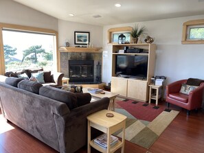 Smart TV, fireplace, video-game console, foosball - The Waves House! Breathtaking Ocean View, Hot Tub, King Beds, Dog-Friendly. (Waldport)