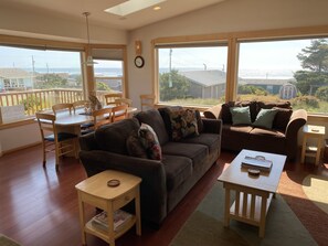 Smart TV, chimenea, consola de videojuegos y futbolito 