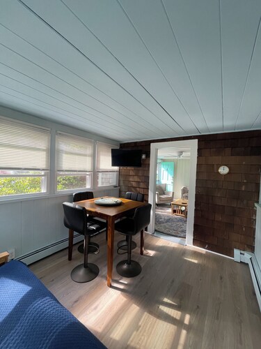 Cape Cod Beach Cottage, only 5 minute walk to Glendon beach & local restaurants