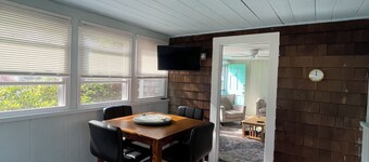 Cape Cod Beach Cottage, only 5 minute walk to Glendon beach & local restaurants