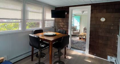 Cape Cod Beach Cottage, only 5 minute walk to Glendon beach & local restaurants