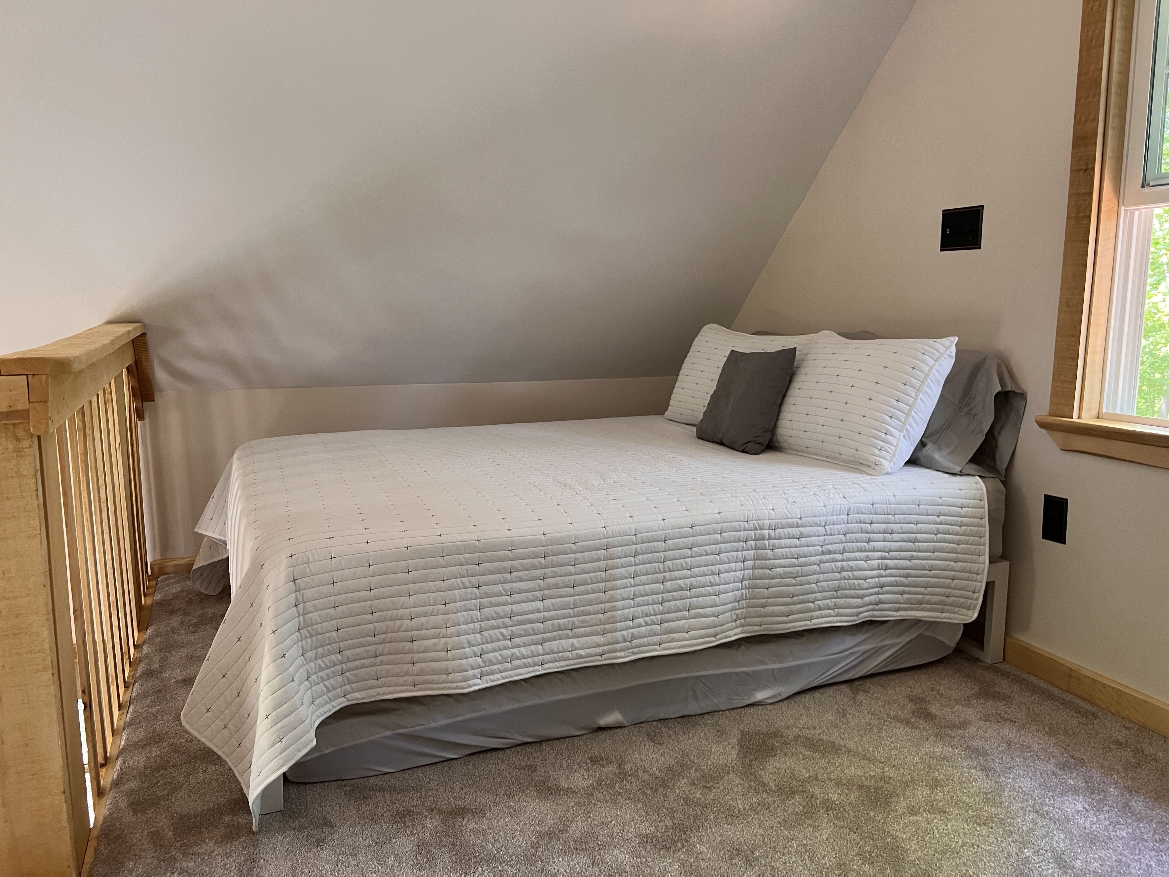 1 sovrum, skrivbord, resesäng och sängkläder