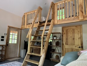 Fireplace, books - Maple Ridge Cabin at Panther's Rest (Makanda)