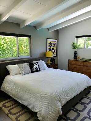 5 chambres, bureau, fer et planche à repasser, lit de bébé portatif