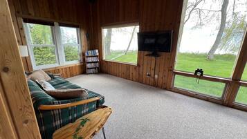 Een smart-tv, een open haard, een dvd-speler en boeken