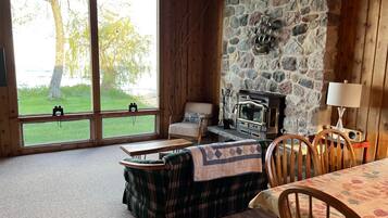 Smart-TV, Kamin, DVD-Player, Bücher