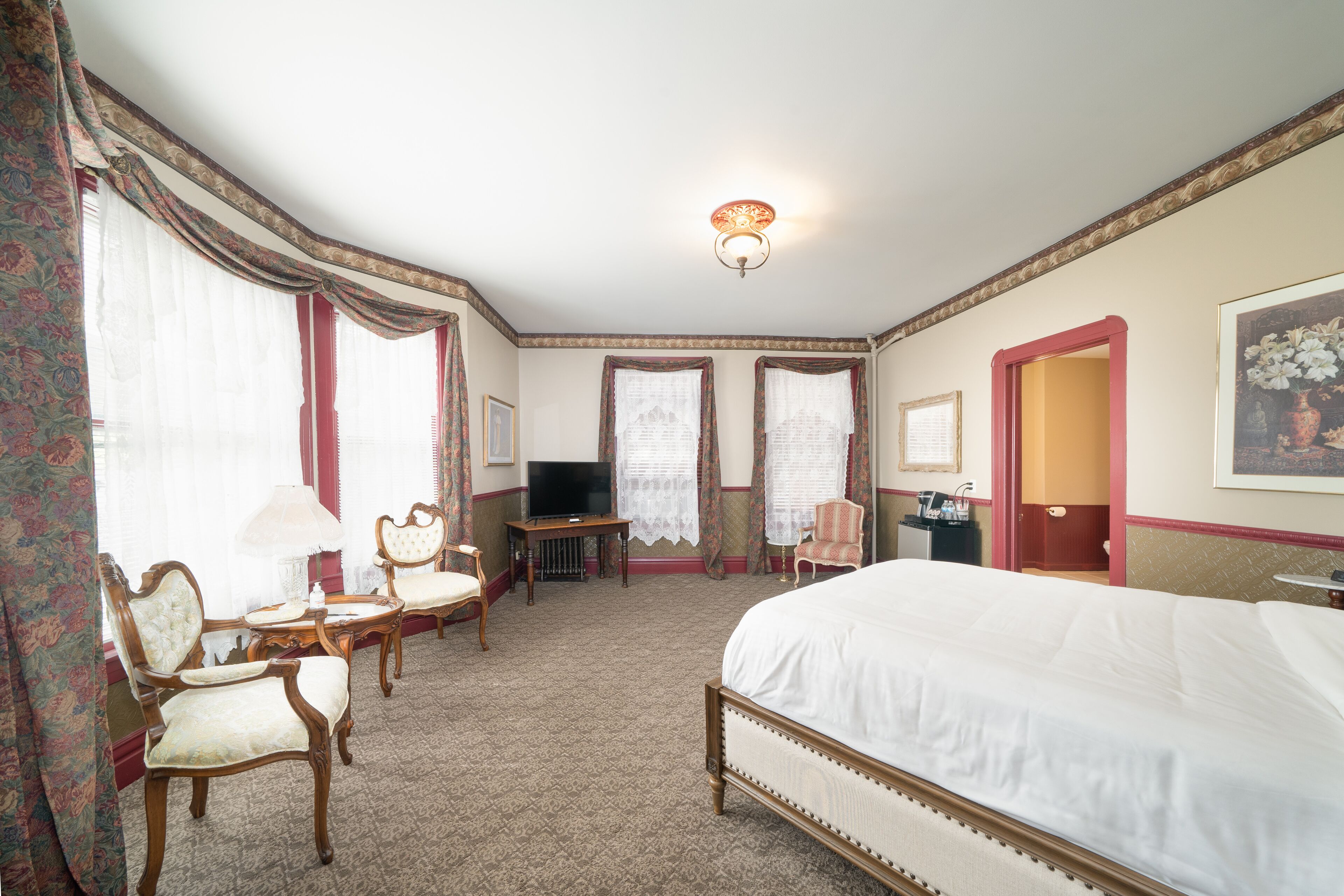 standard room, 1 queen bed, non smoking | 1 bedroom, iron/ironing board, free wifi, bed sheets