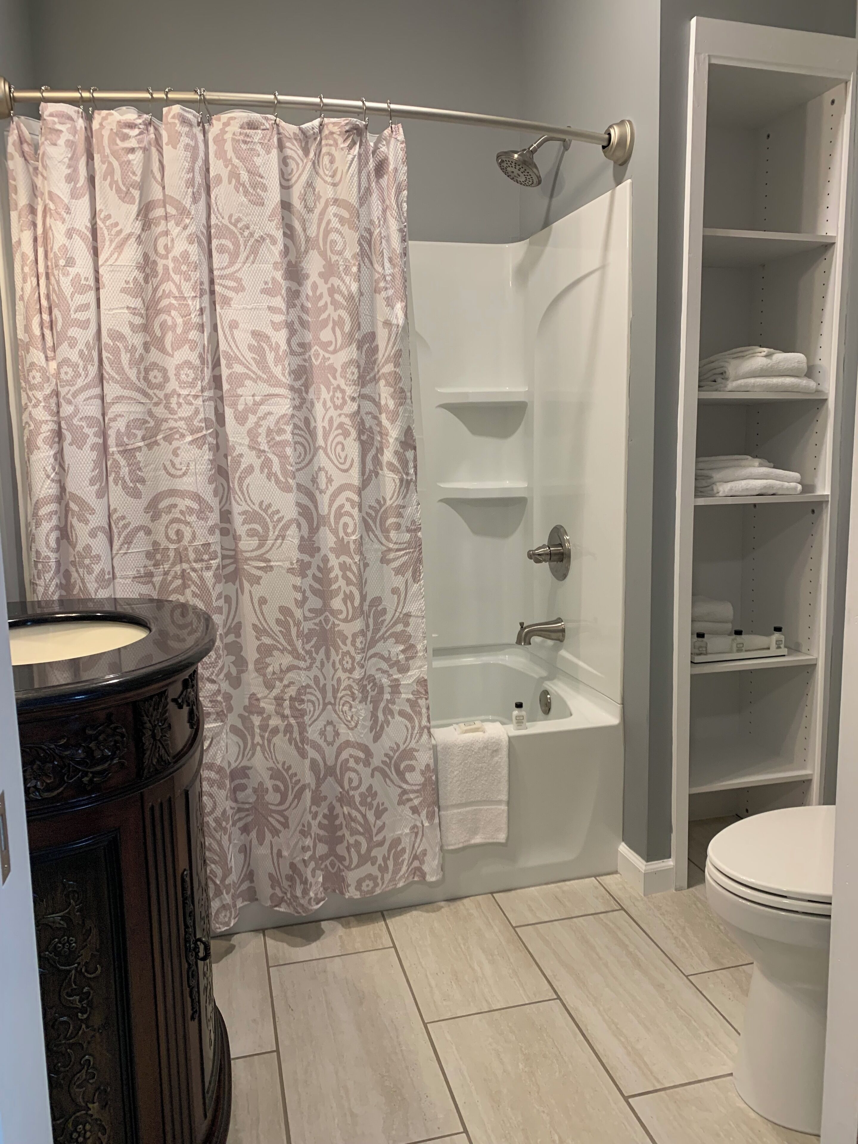 junior suite, 1 queen bed, non smoking | bathroom | free toiletries, hair dryer, towels, soap