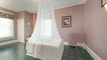 Premium Suite, 1 Queen Bed, Jetted Tub | Private spa tub