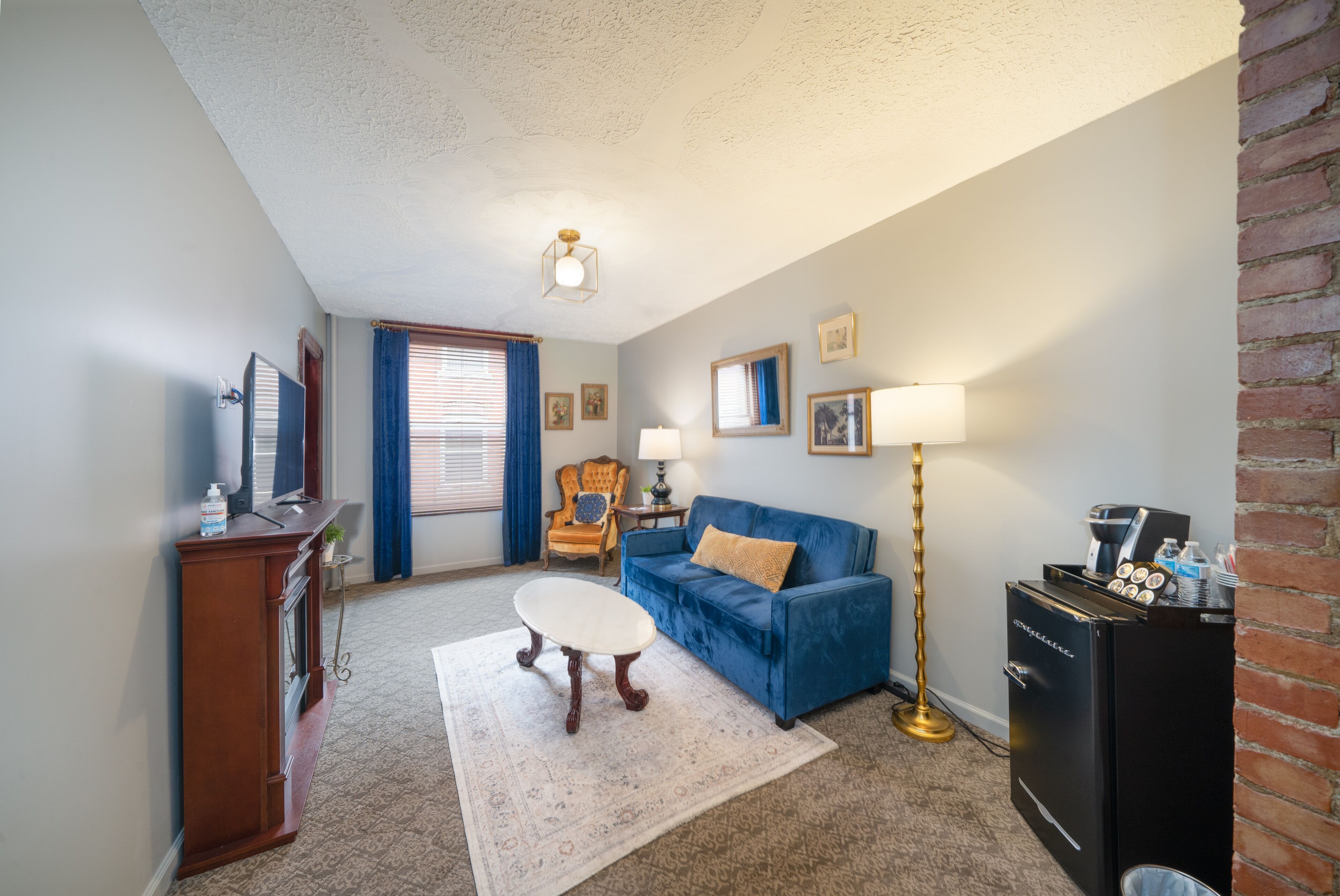 traditional suite, 1 queen bed, non smoking | living room | 50-inch smart tv with digital channels, tv