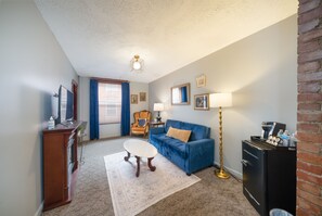 Traditional Suite, 1 Queen Bed, Non Smoking | Living room | 50-inch Smart TV with digital channels, TV - The Naples Hotel (Naples)