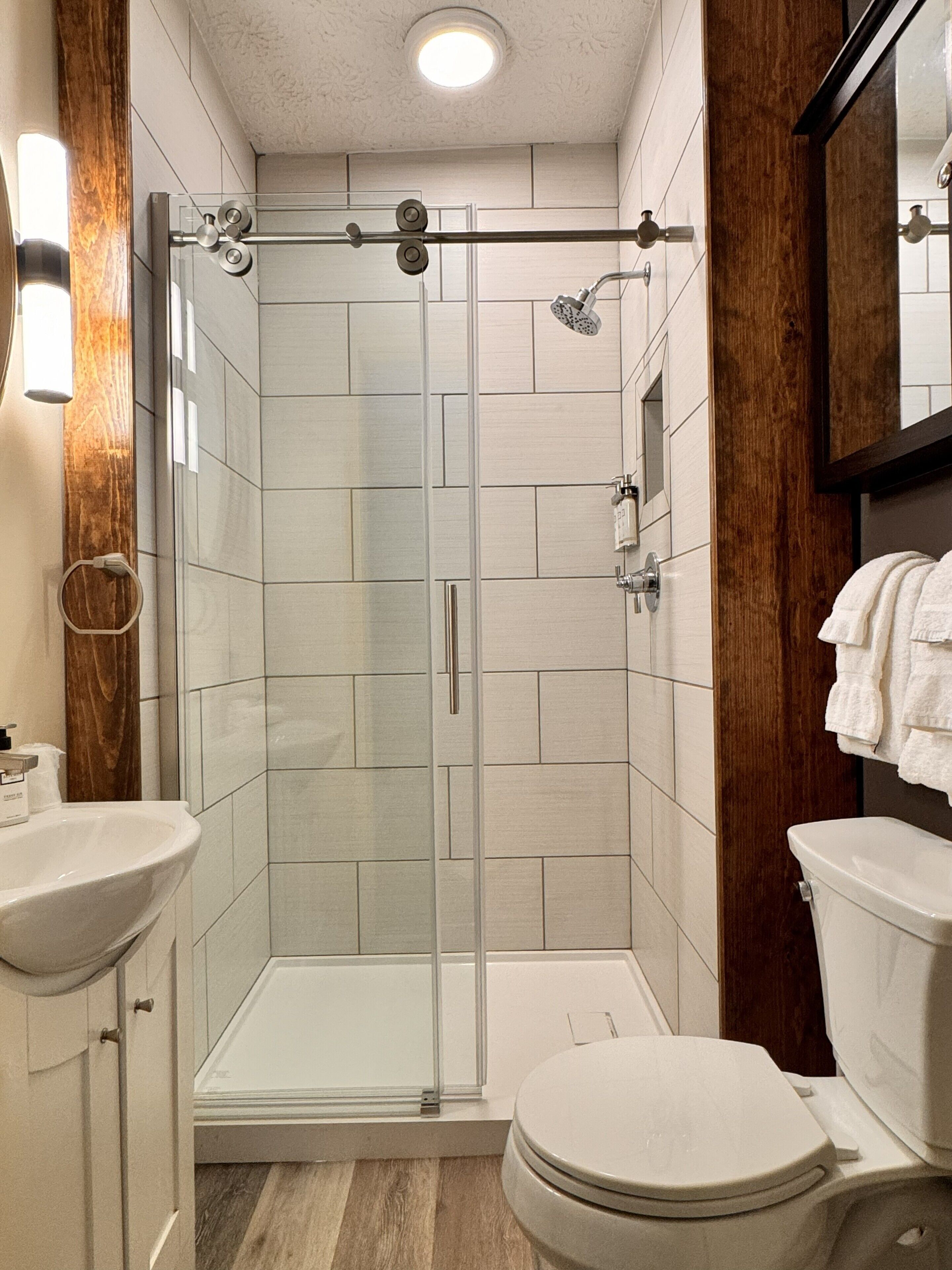 Suite familiale, Plusieurs lits, non-fumeur, cuisine | Salle de bain | Articles de toilette (gratuits), séchoir à cheveux, serviettes fournies