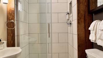 Suite familiale, Plusieurs lits, non-fumeur, cuisine | Salle de bain | Articles de toilette (gratuits), séchoir à cheveux, serviettes fournies