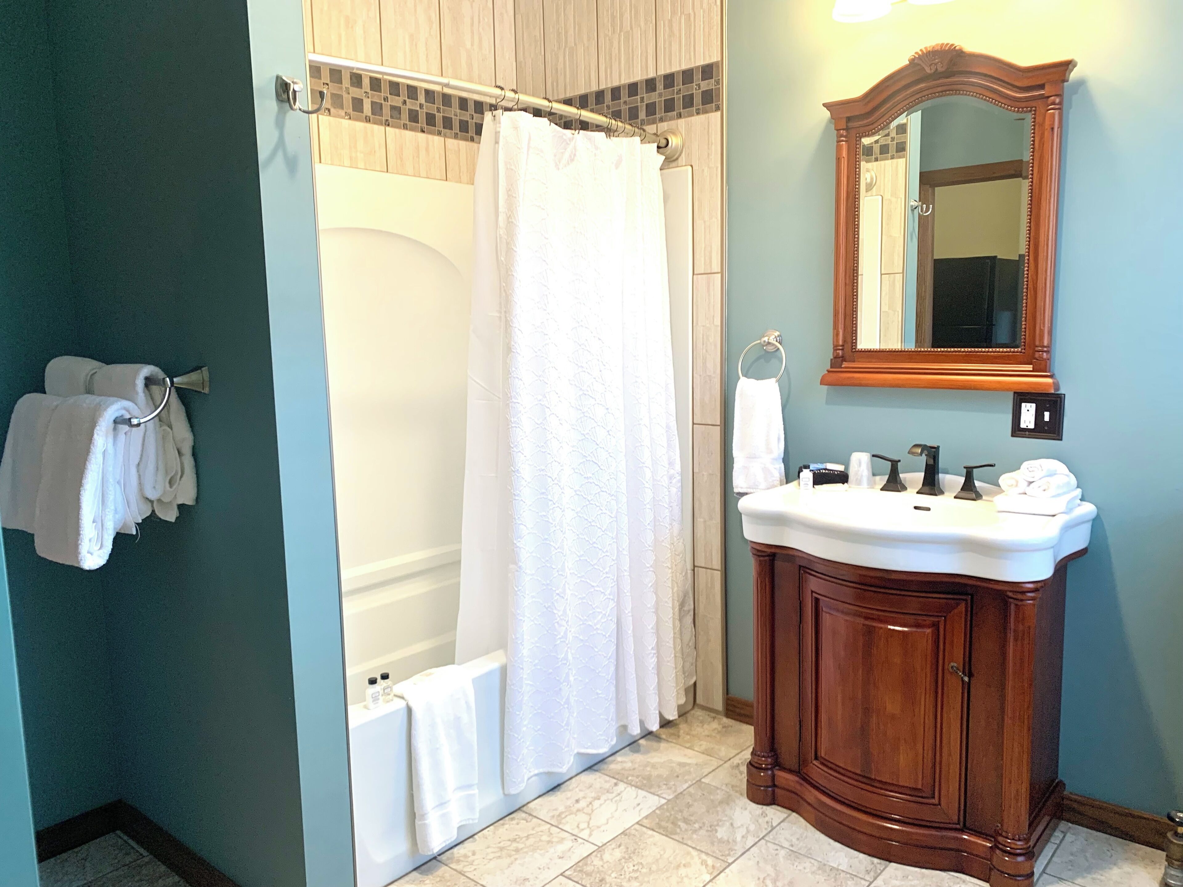 business suite, 1 queen bed, non smoking | bathroom | free toiletries, hair dryer, towels, soap