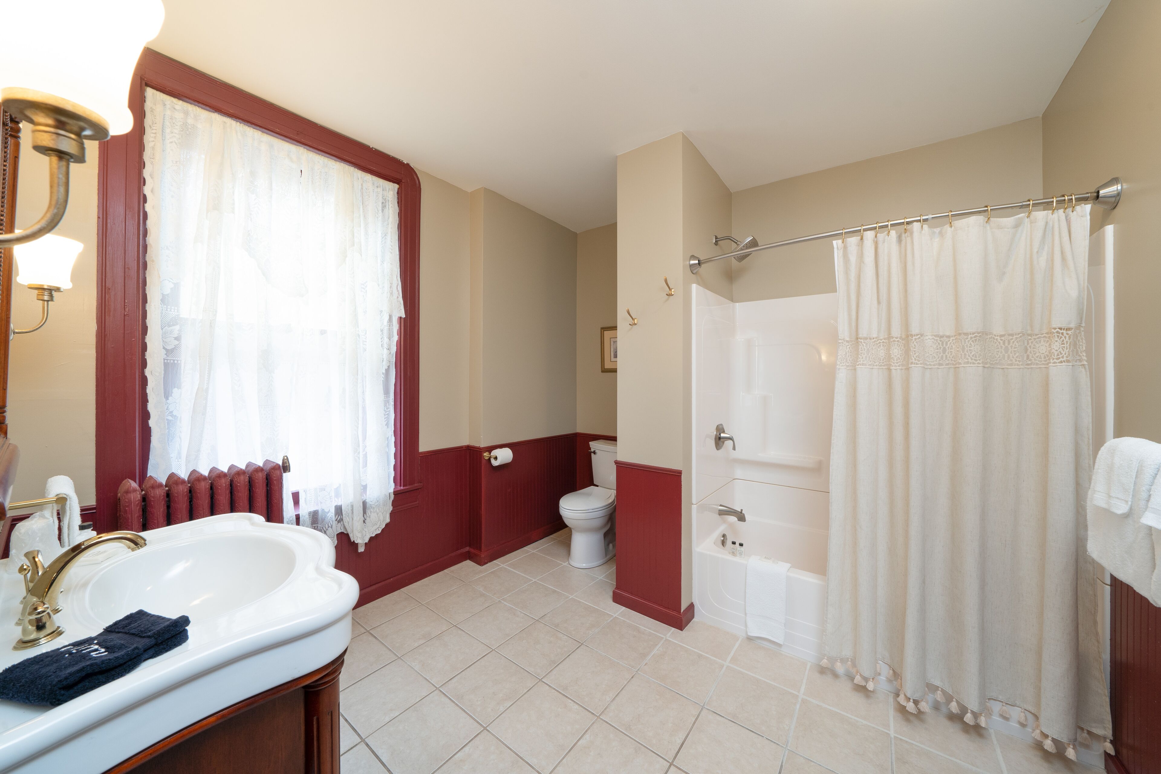 standard room, 1 queen bed, non smoking | bathroom | free toiletries, hair dryer, towels, soap