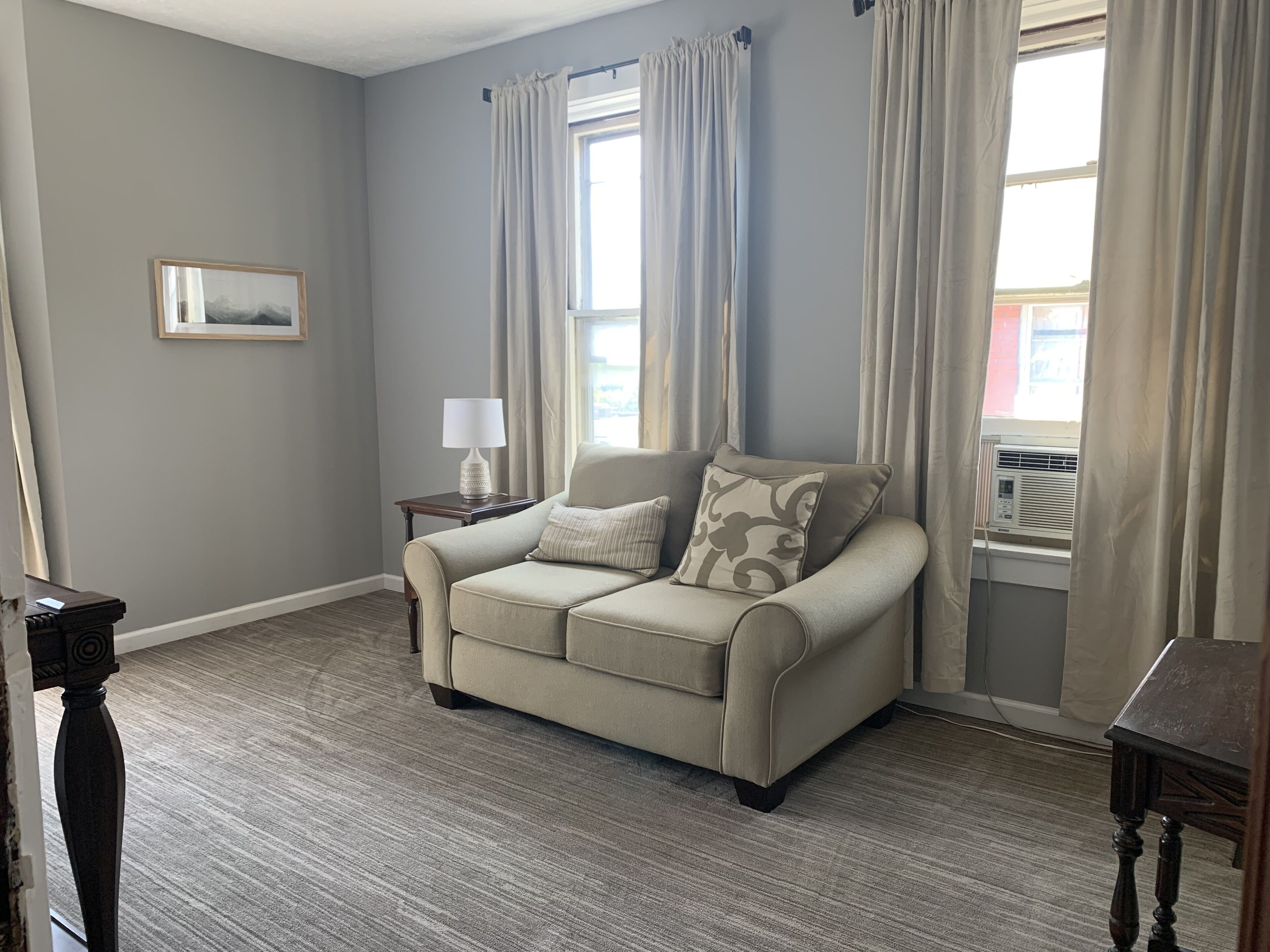 royal suite, 1 queen bed, non smoking | living area | 50-inch smart tv with digital channels, tv