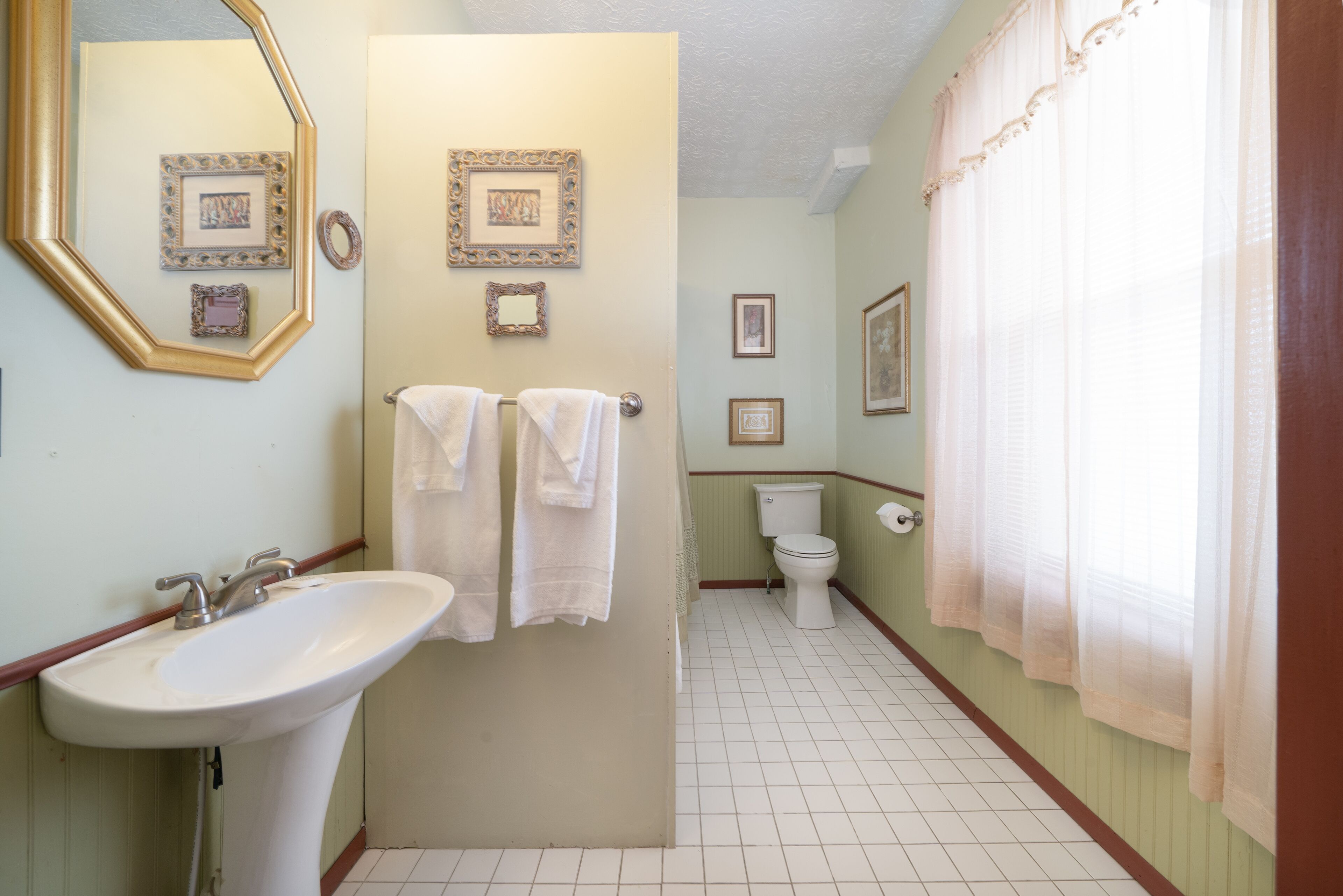 classic suite, 1 queen bed, non smoking | bathroom | free toiletries, hair dryer, towels, soap
