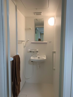 Chambre simple, non-fumeur (Shower room type) | Salle de bain | Séchoir à cheveux, pantoufles, serviettes fournies, savon