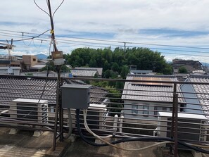 Zona residencial com telhados típicos em cerâmica e infraestrutura de serviços visível.