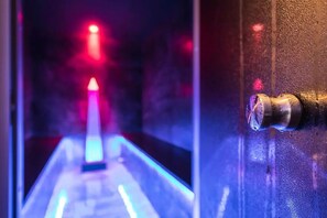 A close-up of a door handle and a glass door with a reflection of a road and traffic lights. - Exclusive Penthouse Apartment with Mountain View, Terrace, Spa Area & Pool (Sand in Taufers)
