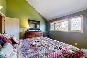 3 slaapkamers, een strijkplank/strijkijzer, internet, beddengoed