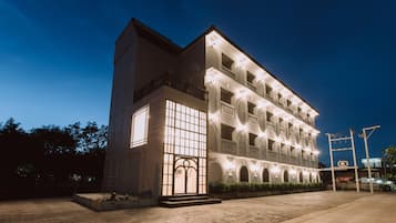 Bagian depan properti - sore/malam