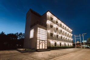 ด้านหน้าที่พัก - ตอนเย็น/กลางคืน