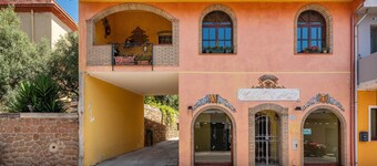 Holiday Home “Casa Vacanza de Dinu” with Wi-Fi, Terraces & Garden
